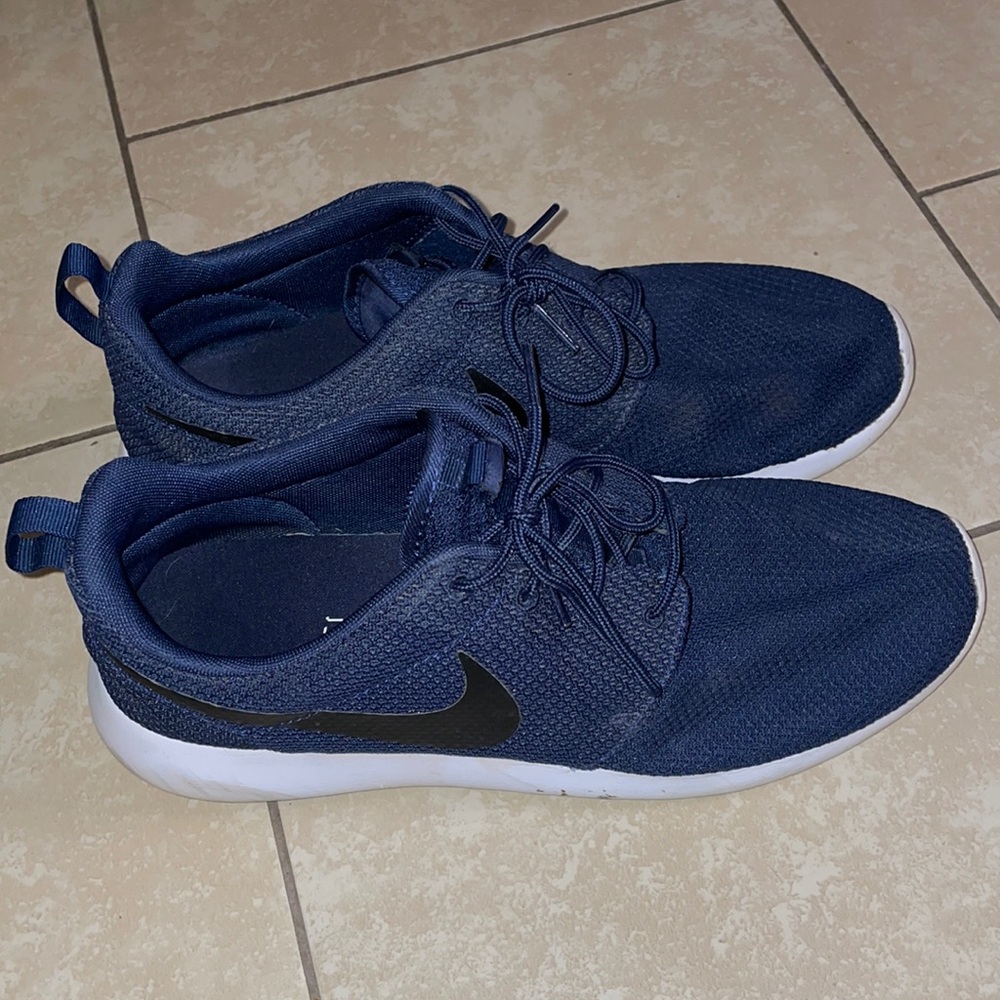 Men’s Nike Roshe tennis shoes